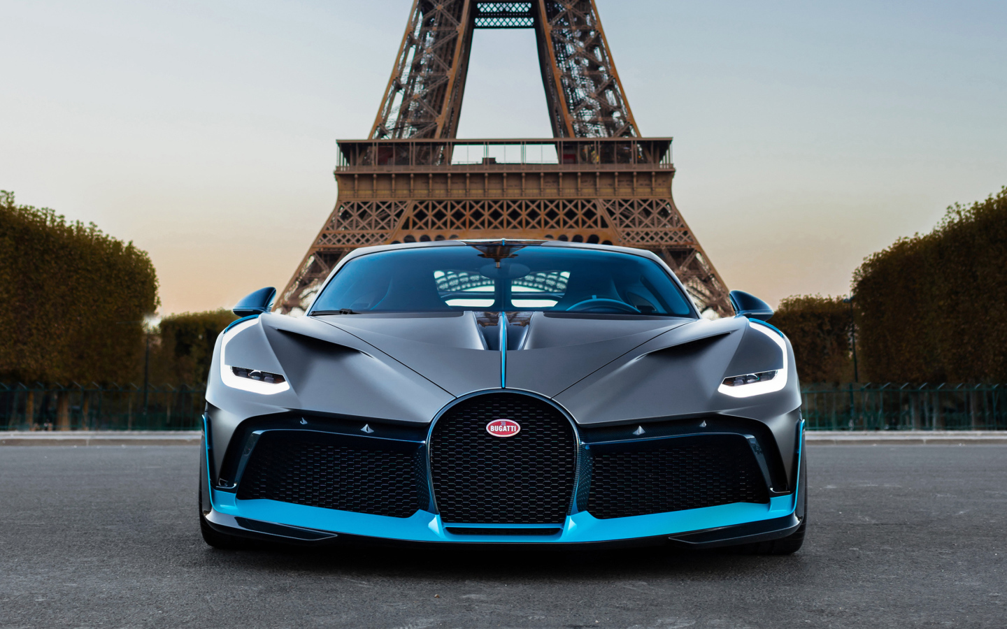 Автомобиль Bugatti Divo на фоне Эйфелевой башни в Париже