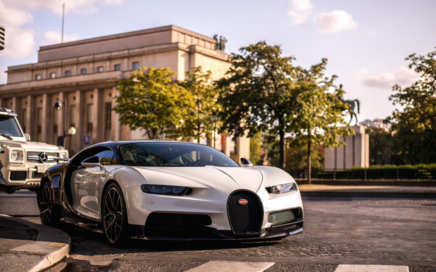 Белый автомобиль Bugatti Chiron, 2018 на дороге в городе