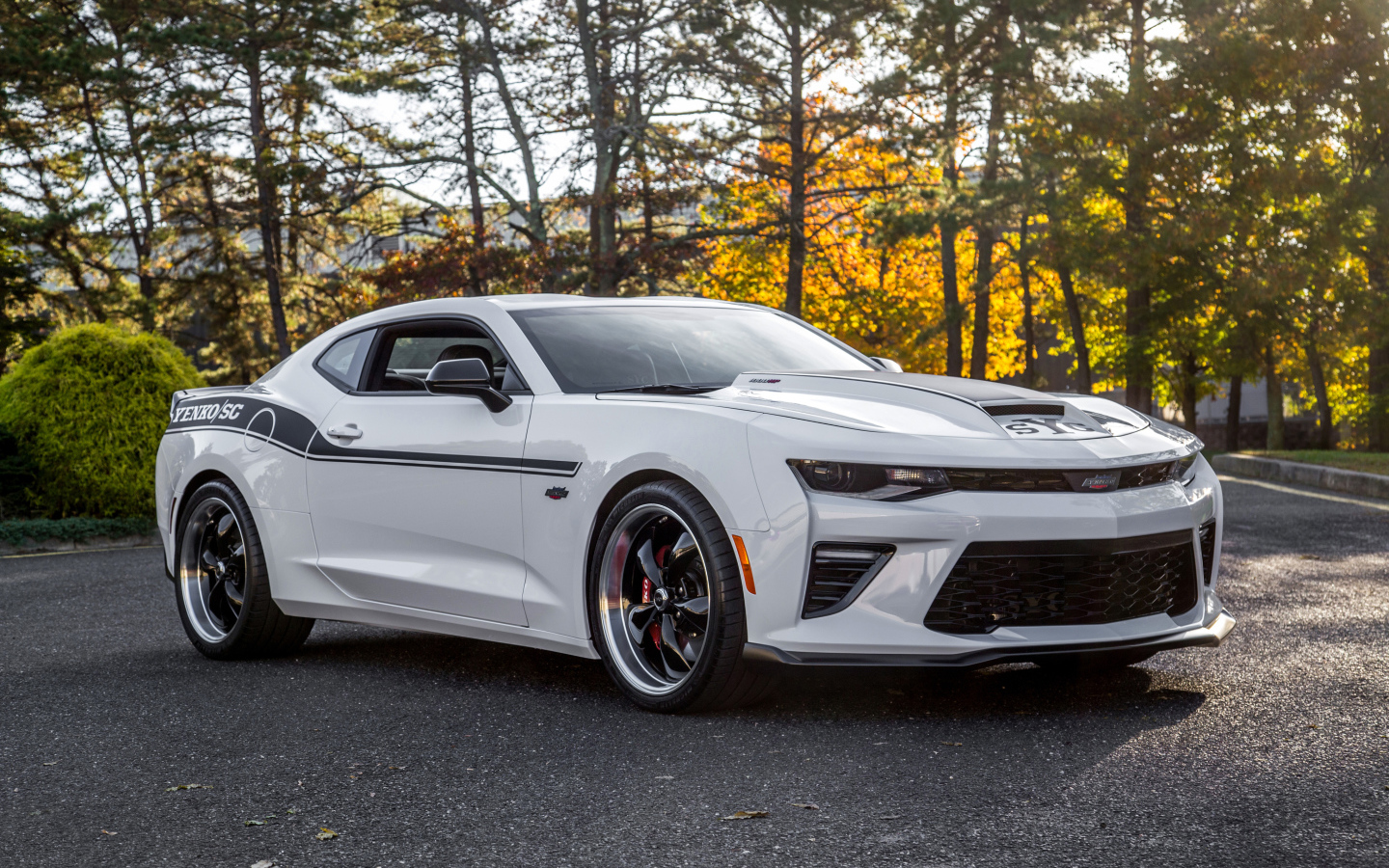 Белый быстрый автомобиль Chevrolet Camaro, 2018 года