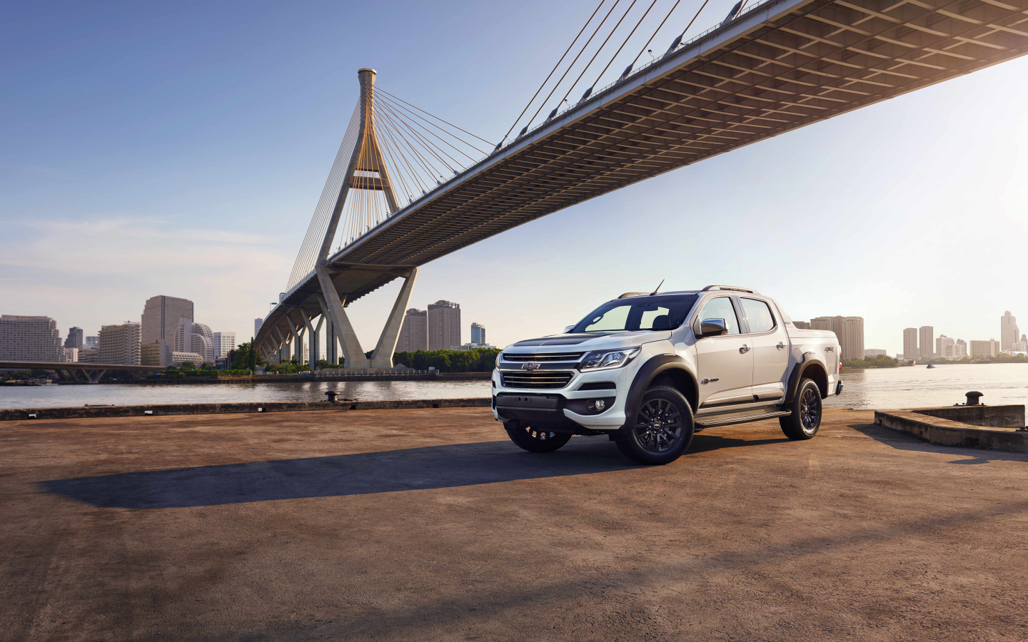 Автомобиль пикап Chevrolet Colorado, 2018 года под мостом