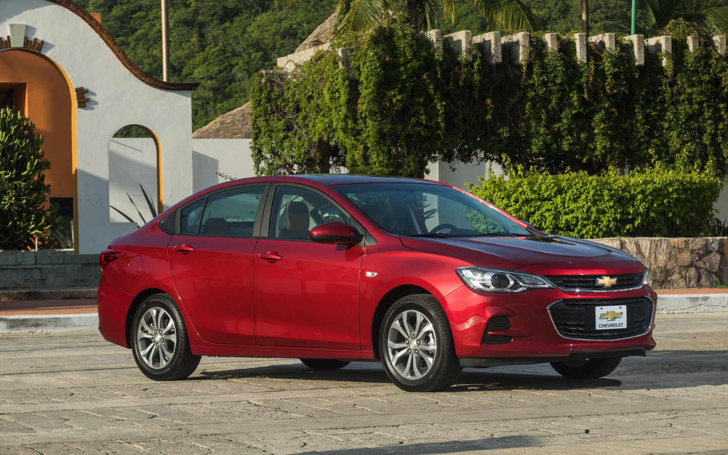 Красный автомобиль Chevrolet Cavalier Premier