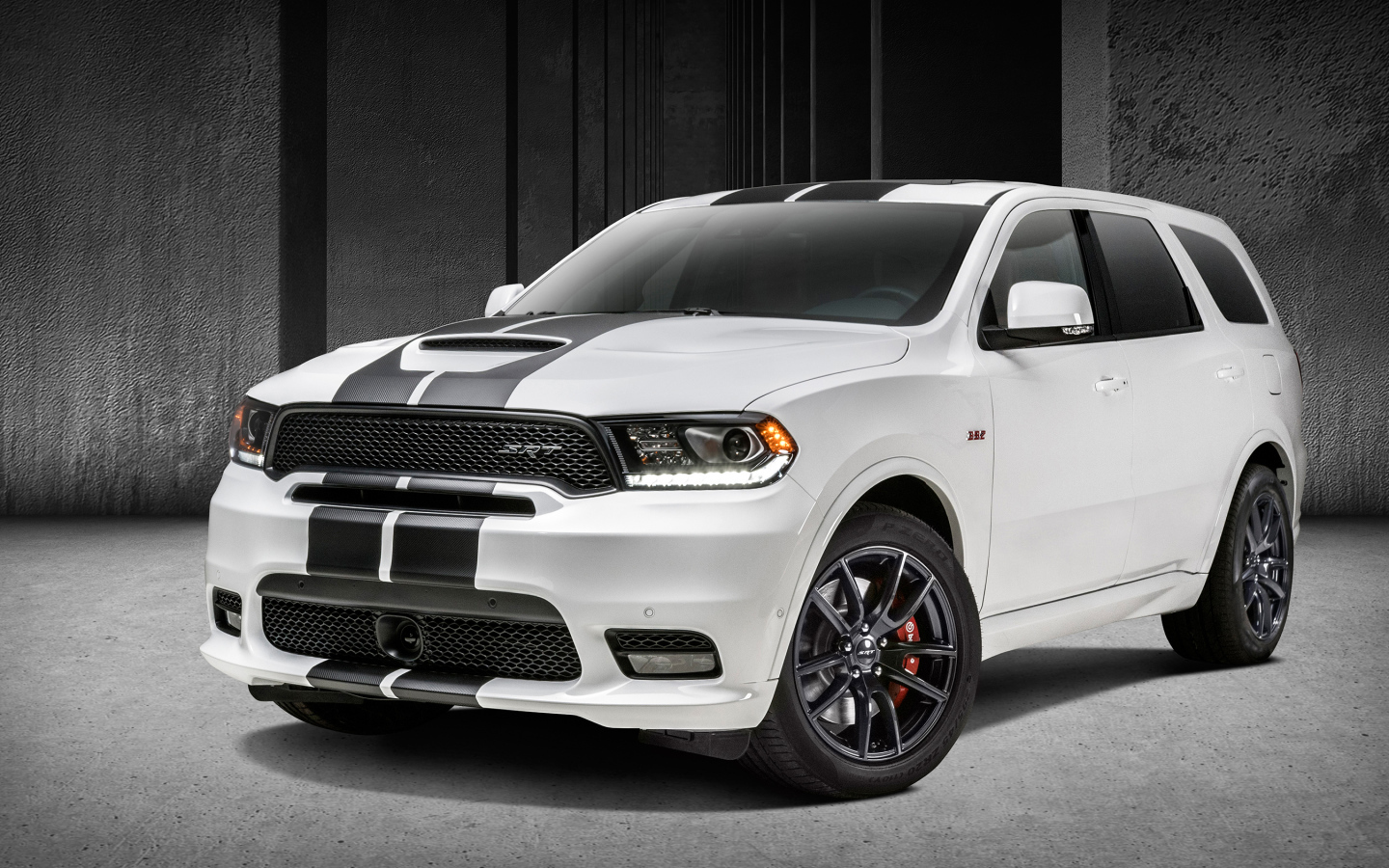 Белый внедорожник Dodge Durango SRT, 2018