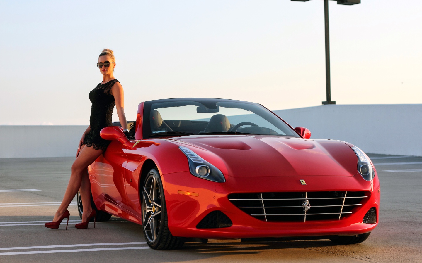 Красивая девушка у красного кабриолета Ferrari California