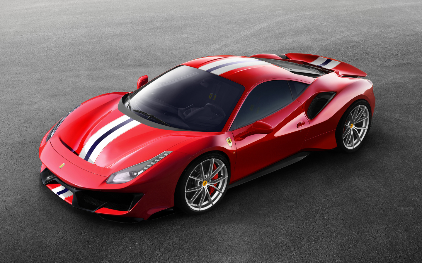 Красный спортивный автомобиль Ferrari 488 Pista 2018