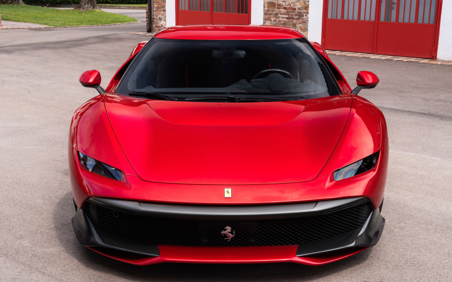 Красный стильный автомобиль Ferrari SP38, 2018 вид спереди