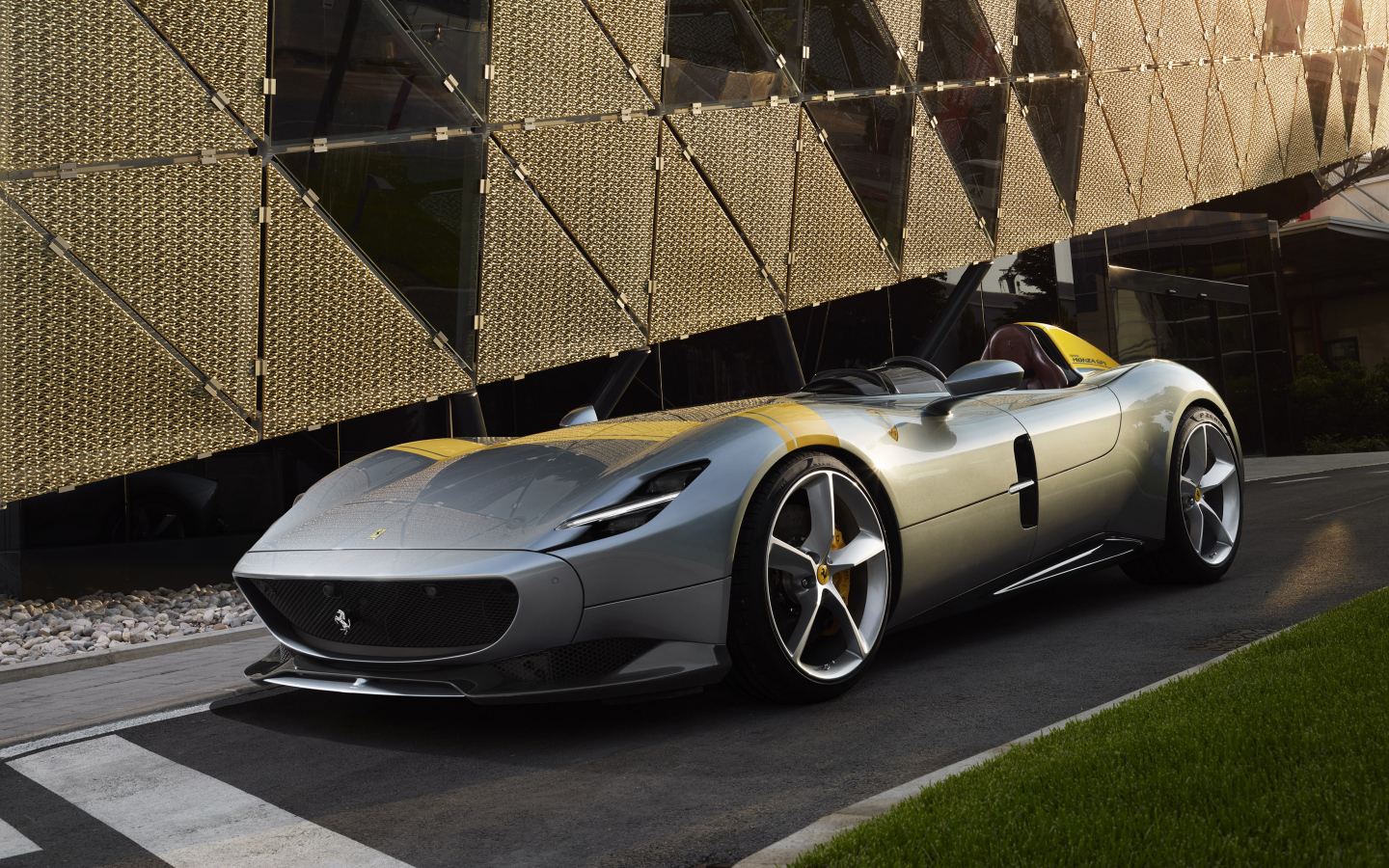 Серебристый автомобиль Ferrari Monza SP1