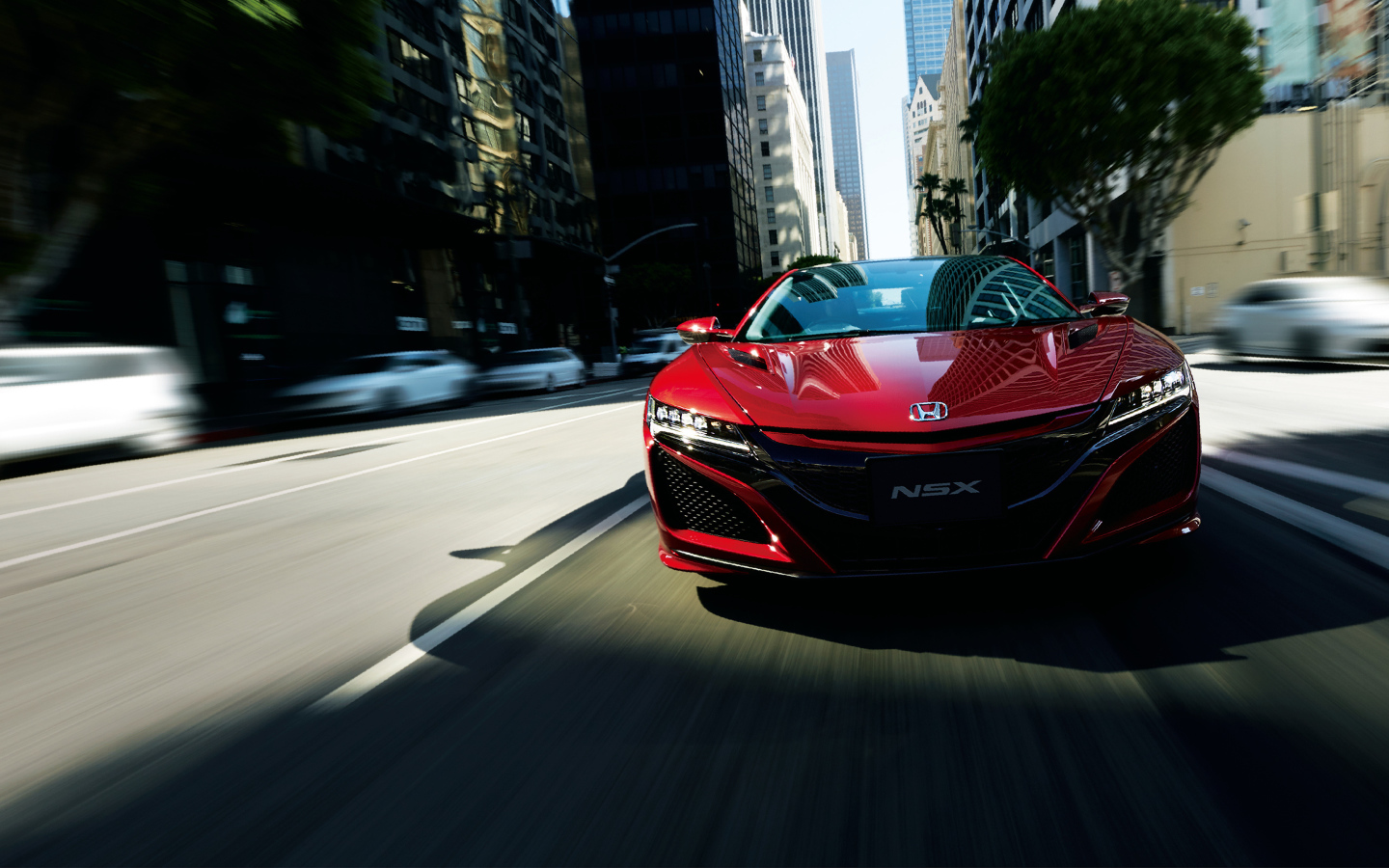 Стильный бордовый автомобиль Honda NSX 2018 года на трассе