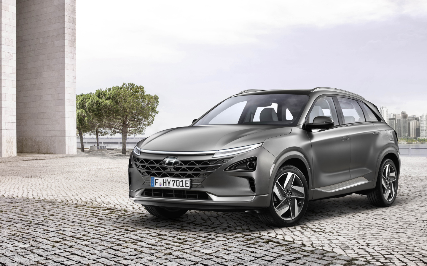 Серебристый автомобиль Hyundai Nexo, 2018 года