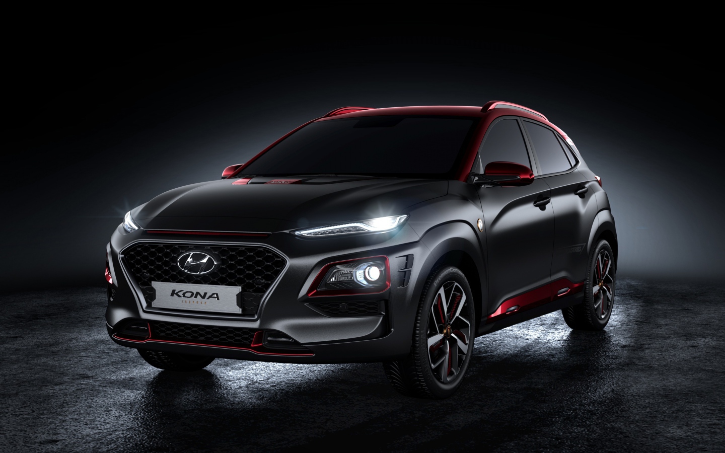 Стильный новый автомобиль Hyundai Kona, 2019 года с включенными фарами 