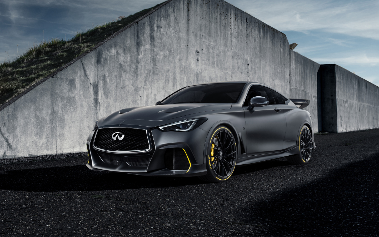 Серебристый автомобиль Infiniti Project Black S у стены
