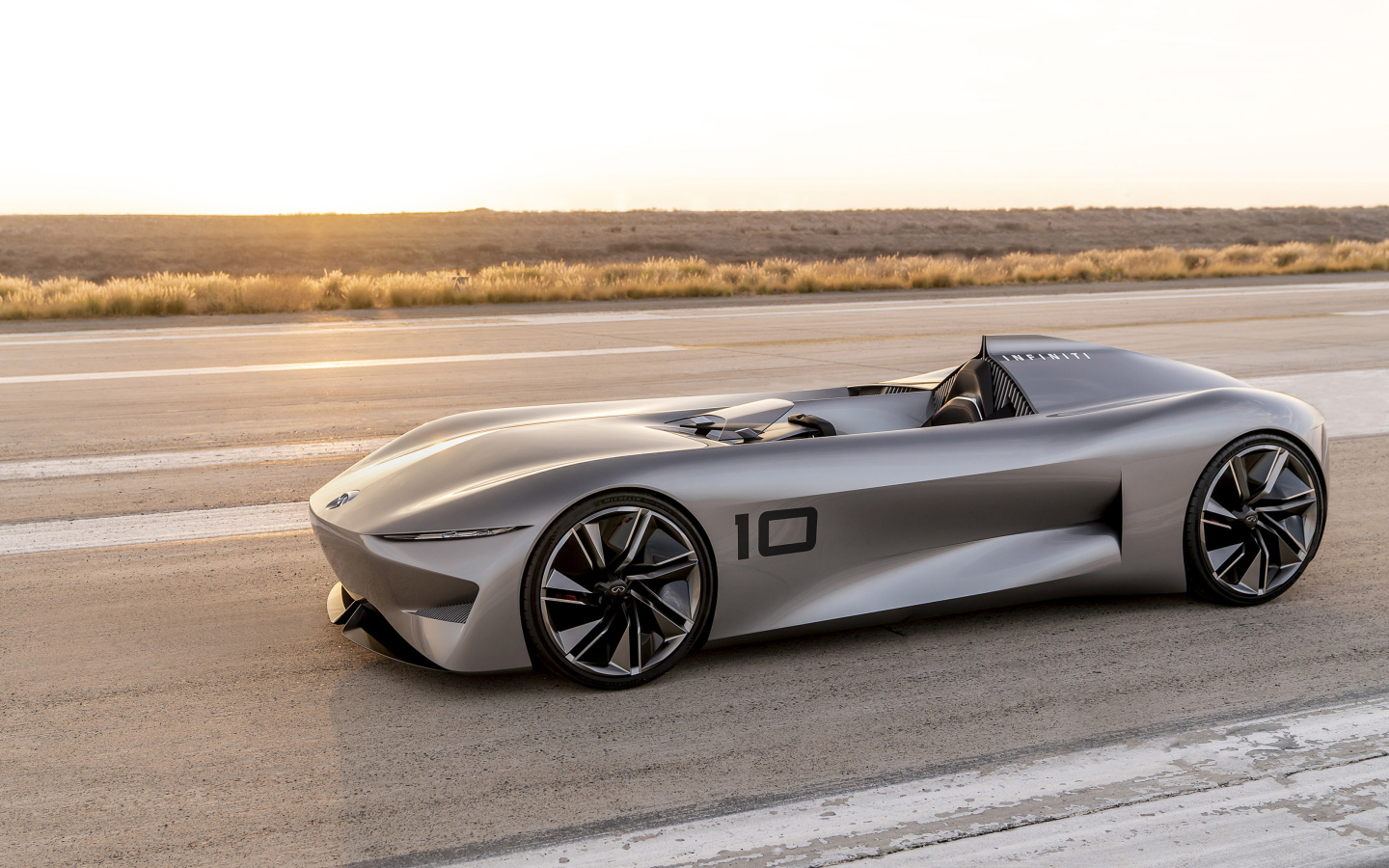 Серебристый автомобиль Infiniti Prototype 10 Concept 2018