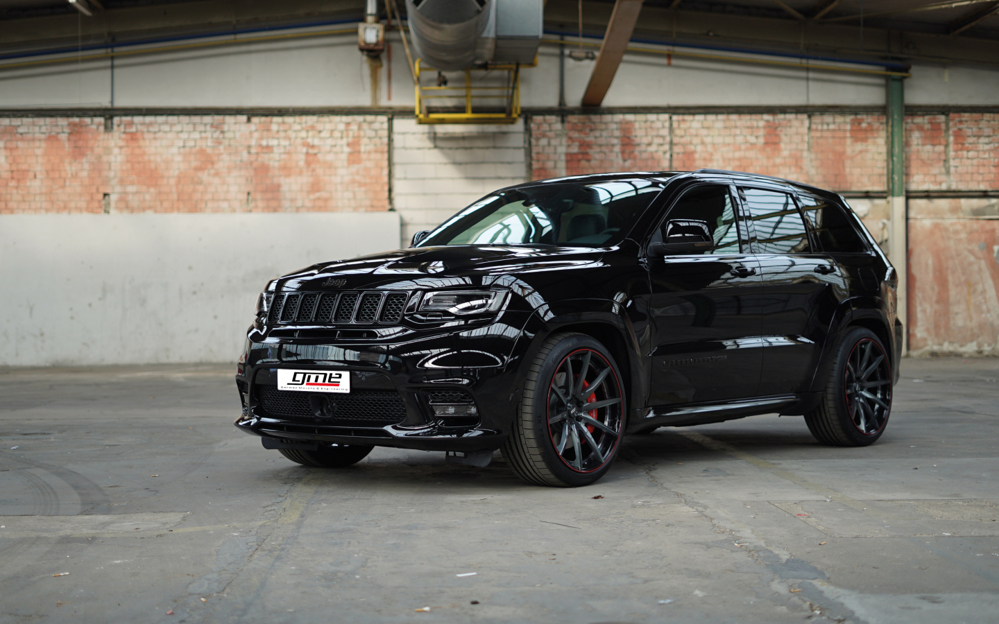 Черный автомобиль GME Jeep Grand Cherokee SRT 2018