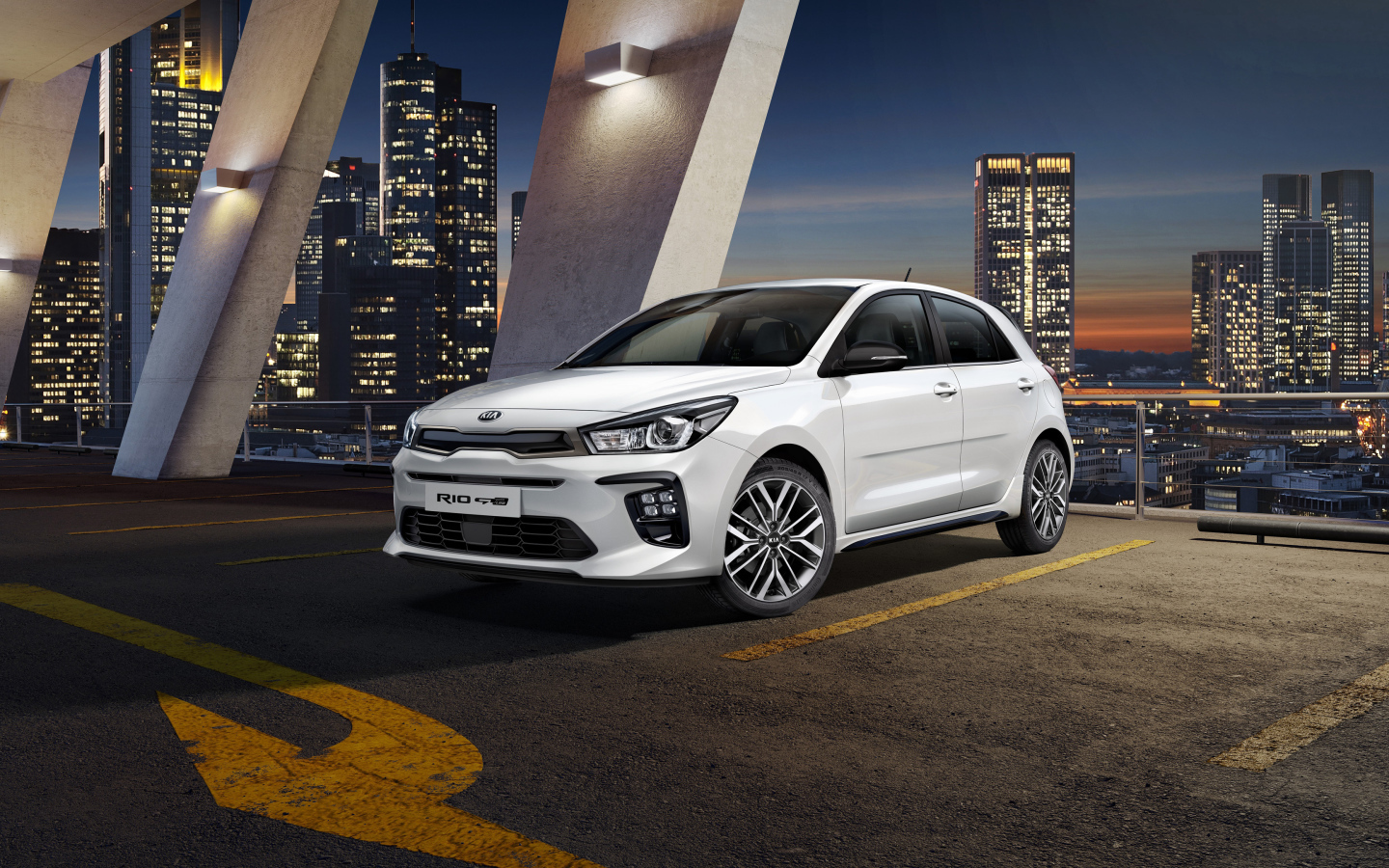 Белый автомобиль хэтчбек Kia Rio GT Line, 2018 на фоне ночного города