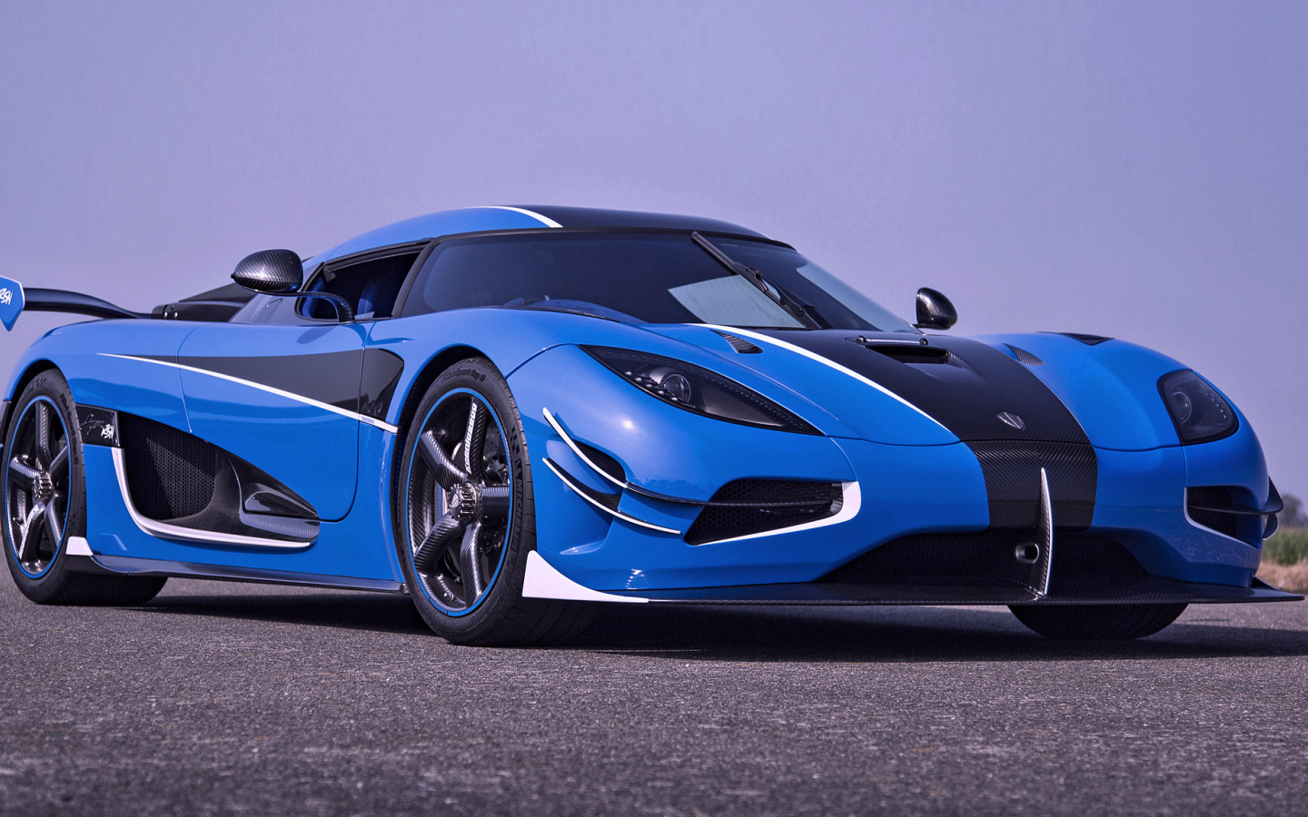 Синий спортивный автомобиль Koenigsegg Agera RSN 2018 года