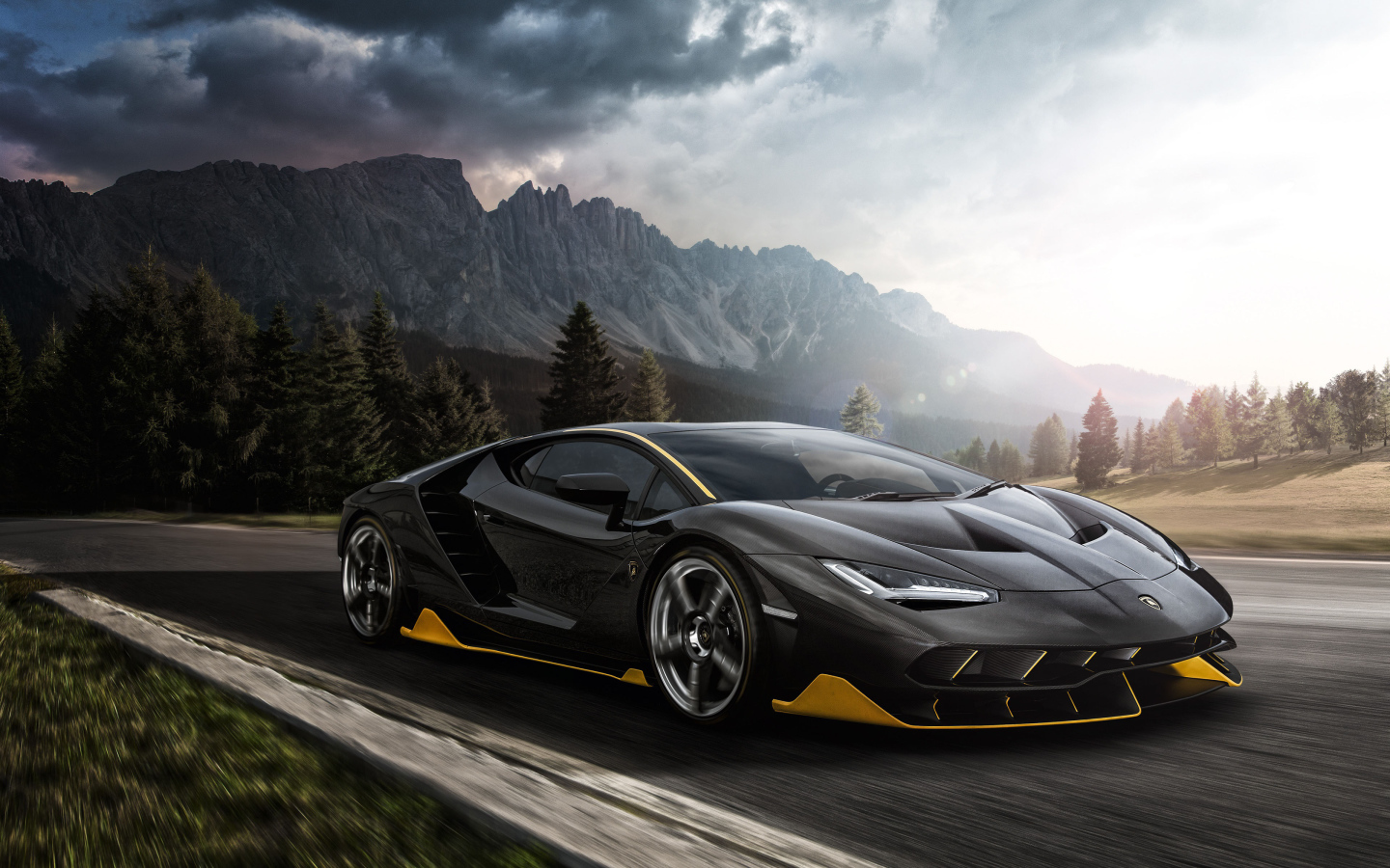 Черный спортивный автомобиль Lamborghini Centenario, 2018 года на трассе