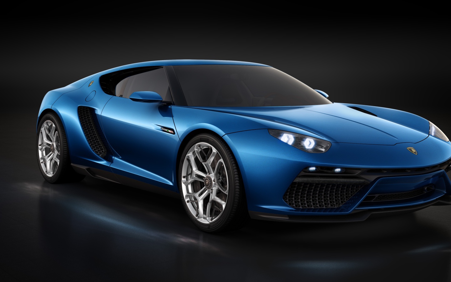 Синий автомобиль Lamborghini Asterion на черном фоне