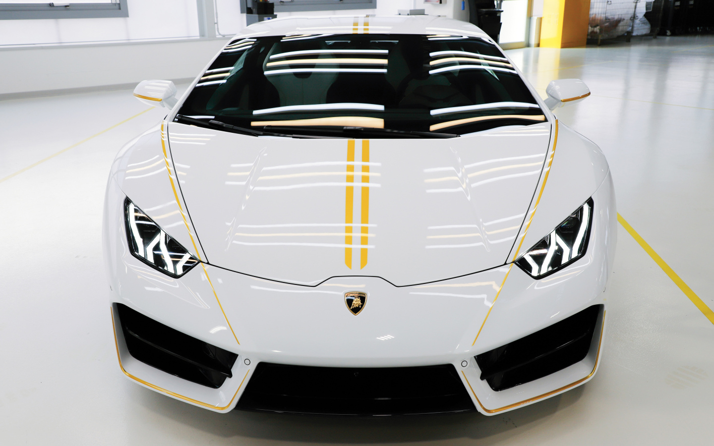 Спортивный автомобиль Lamborghini Huracan,  вид спереди