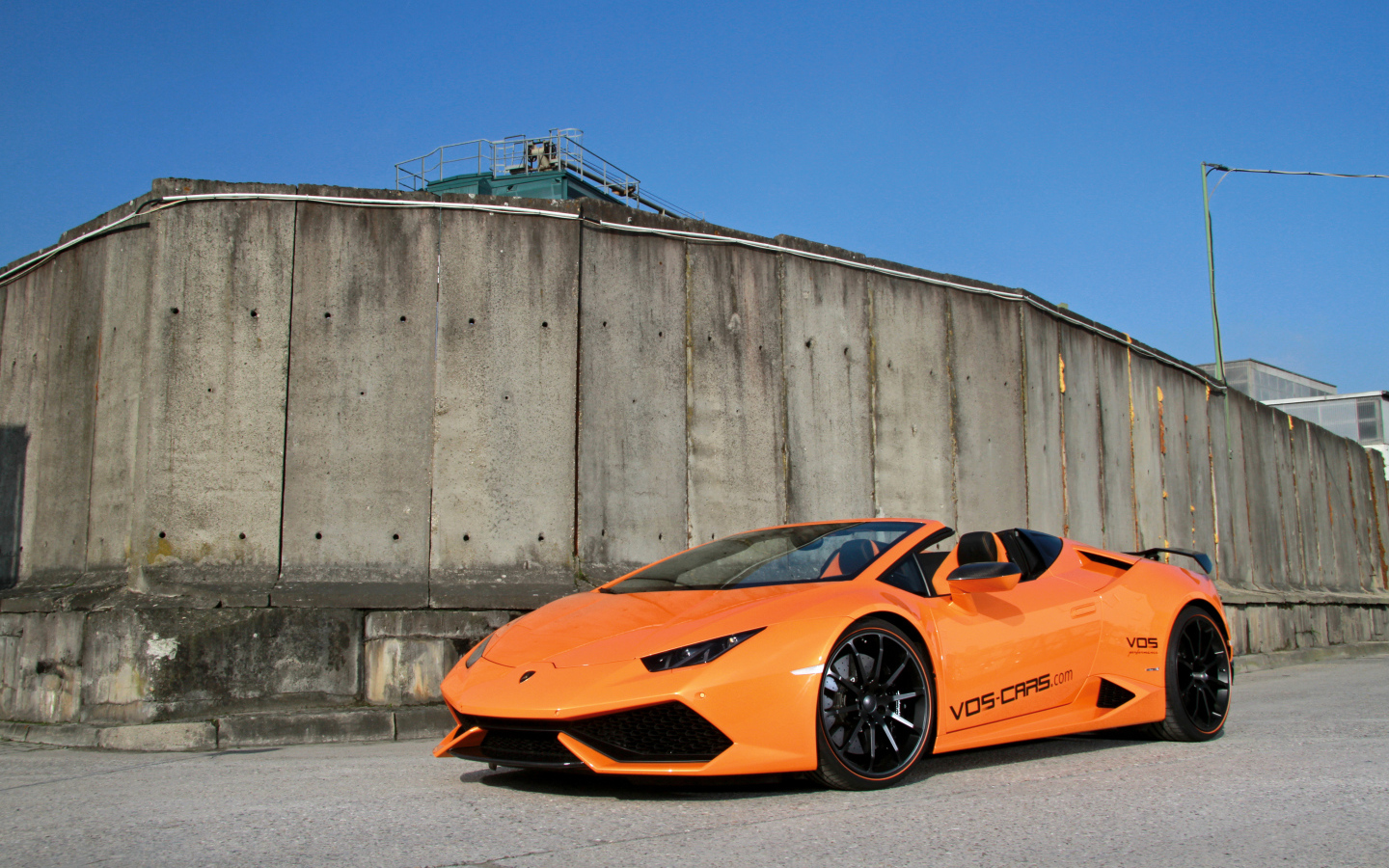 Оранжевый автомобиль Lamborghini Huracan