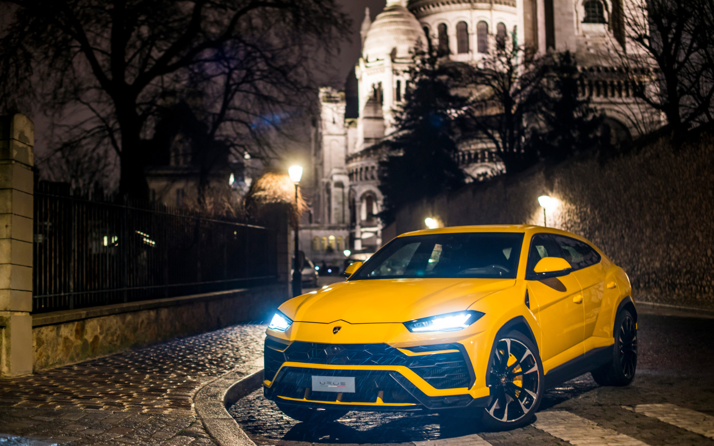 Желтый внедорожник Lamborghini Urus на ночной улице