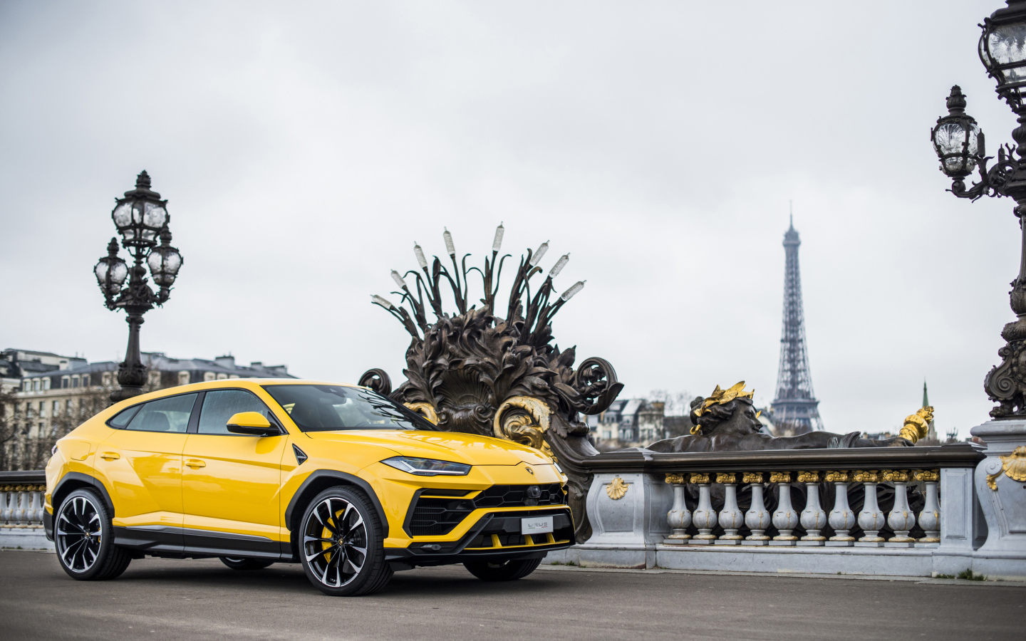 Желтый внедорожник Lamborghini Urus на мосту
