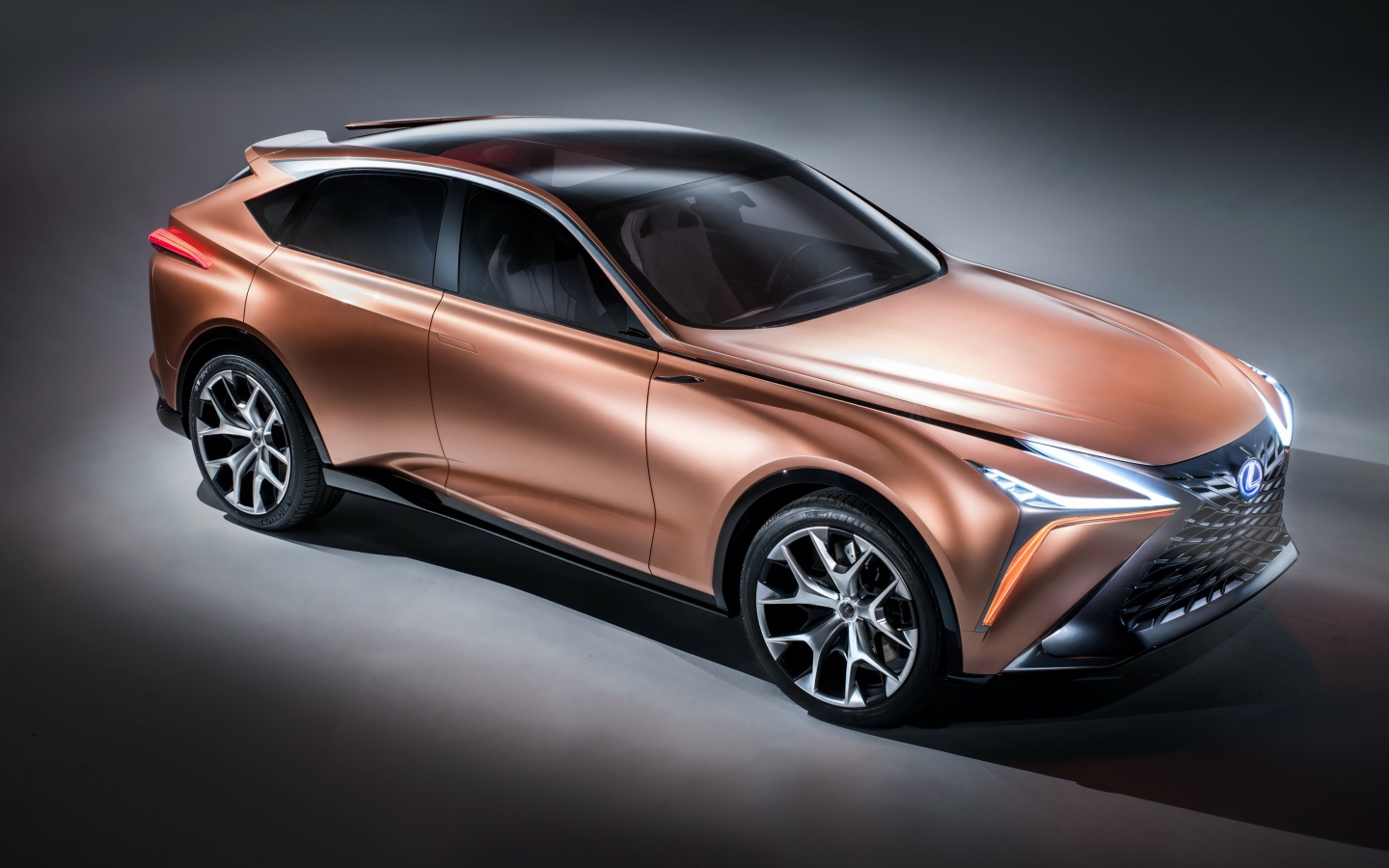 Автомобиль Lexus LF 1, 2018 на сером фоне