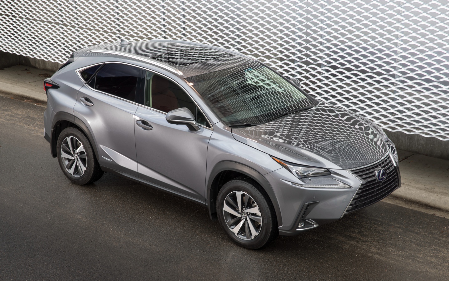 Серебристый автомобиль внедорожник  Lexus NX