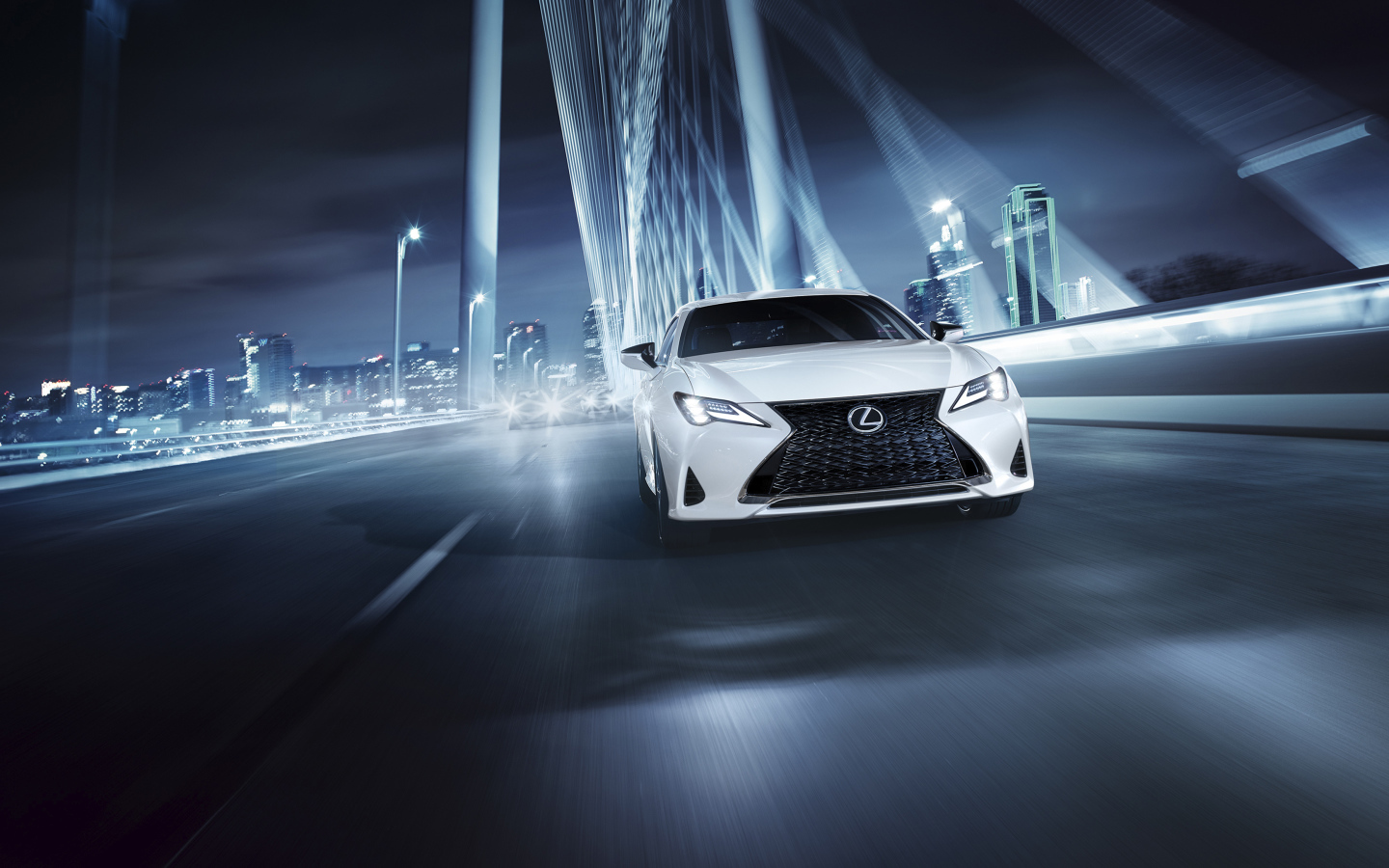 Белый автомобиль Lexus RC 350 F, 2019 года на трассе