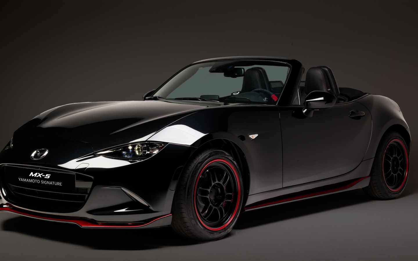Черный автомобиль кабриолет Mazda MX-5, 2018