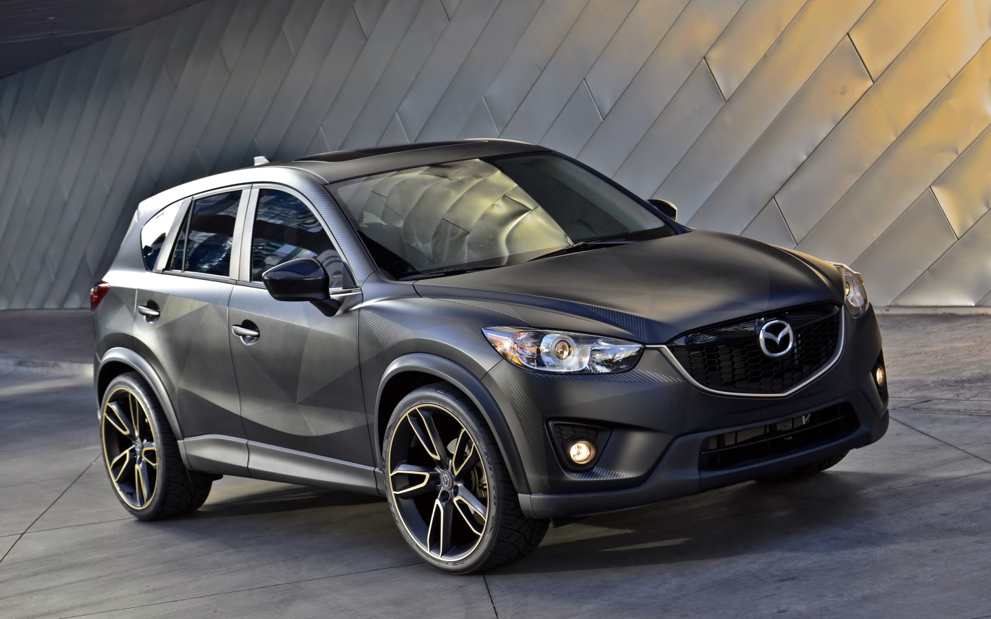 Стильный серебристый внедорожник Mazda CX-5