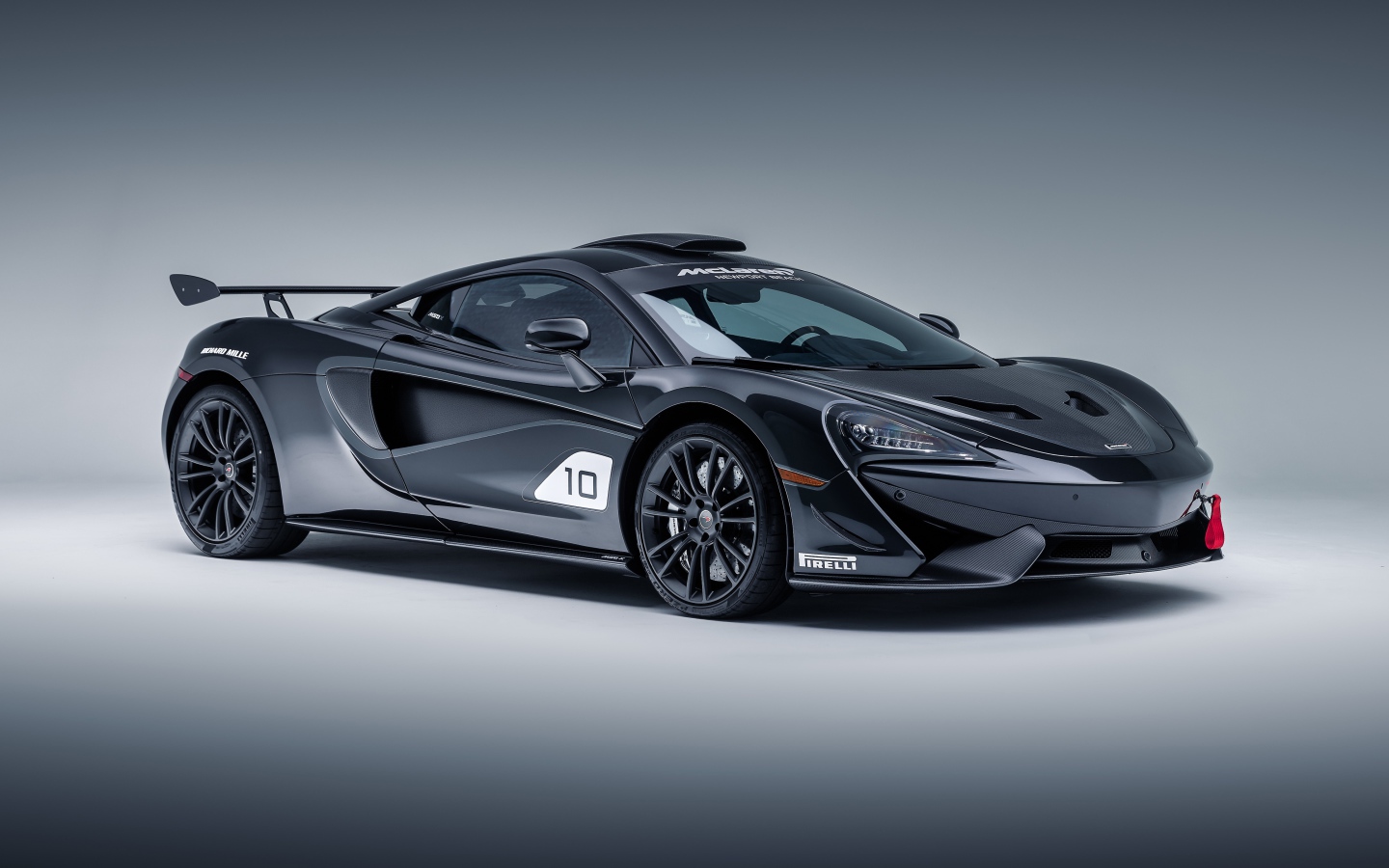 Черный гоночный автомобиль McLaren MSO X, 2018