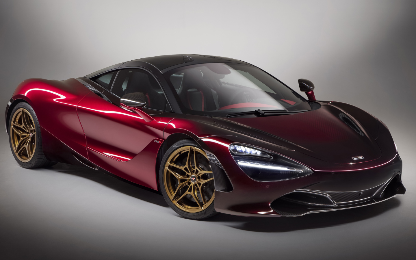 Бордовый автомобиль McLaren 720S, 2018