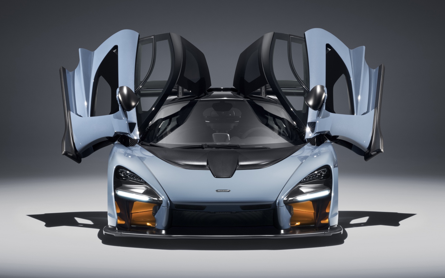 Автомобиль McLaren Senna, 2018 с открытыми дверями