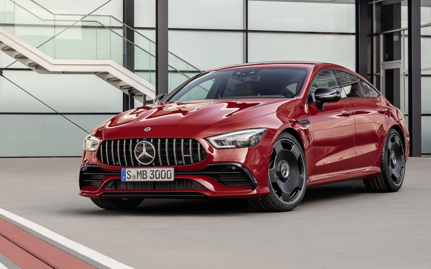 Бордовый автомобиль Mercedes AMG GT43 2019 года