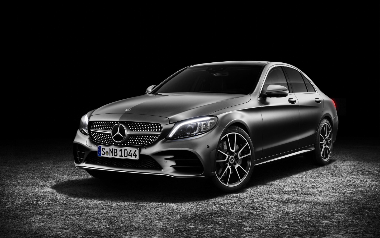 Серебристый автомобиль Mercedes-Benz C-Class 2019 года