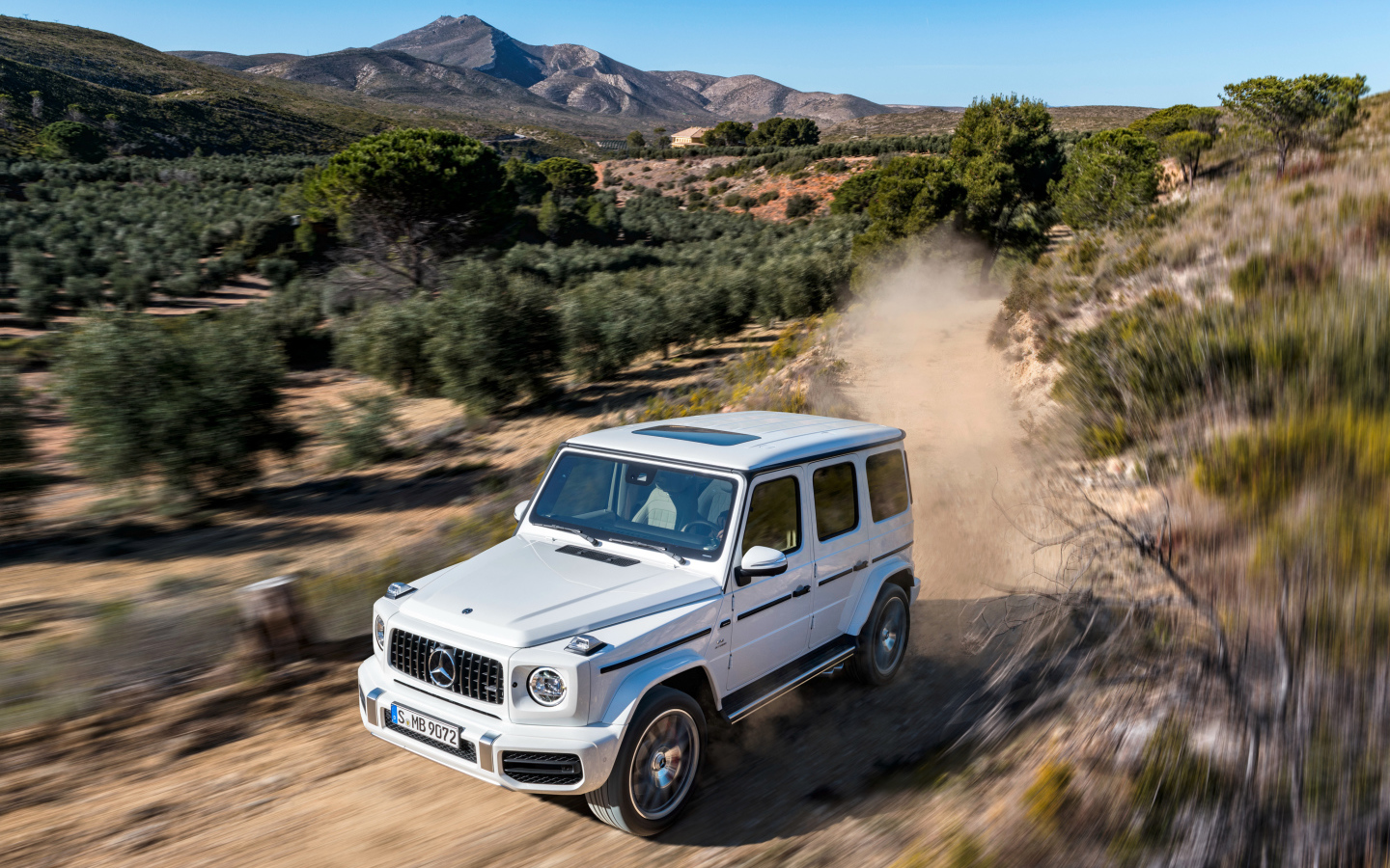 Белый внедорожник Mercedes AMG G 63 2018 года