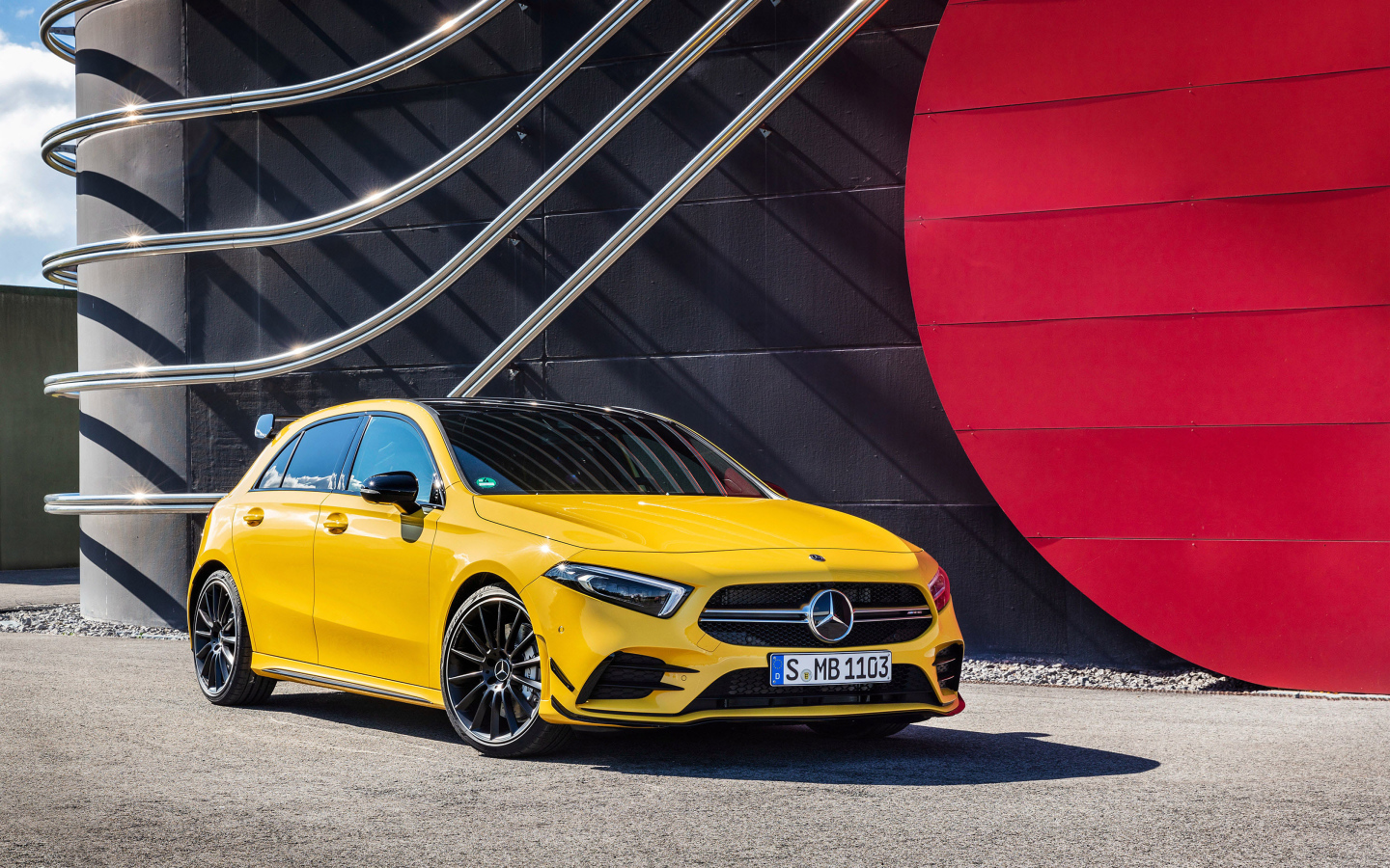 Желтый автомобиль Mercedes-AMG A35, 2019 года
