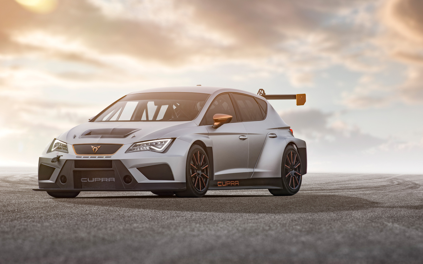 Серебристый автомобиль Cupra TCR 2018