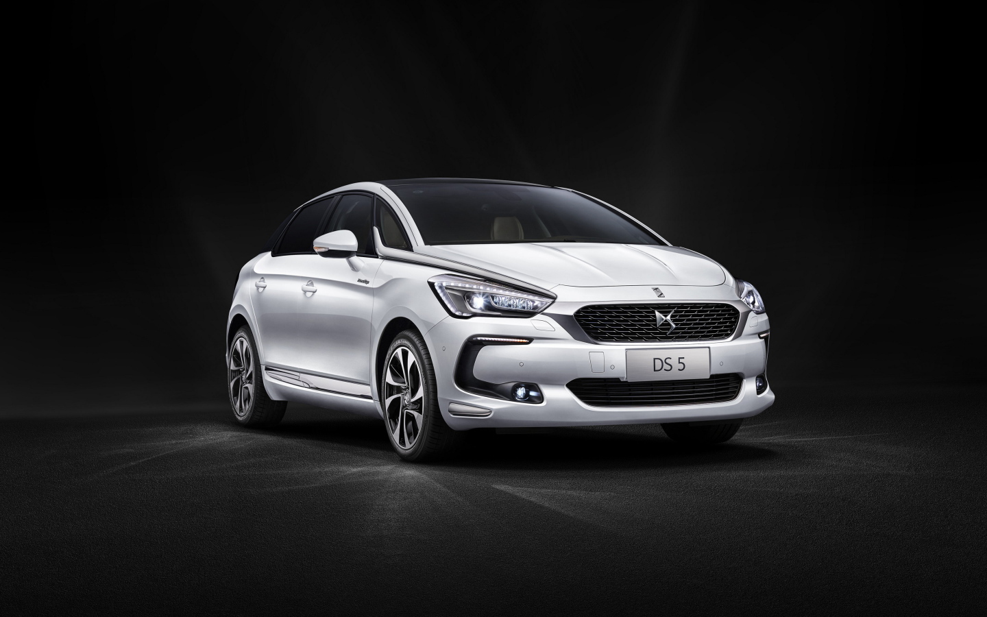 Серебристый автомобиль DS 5 Prestige на черном фоне