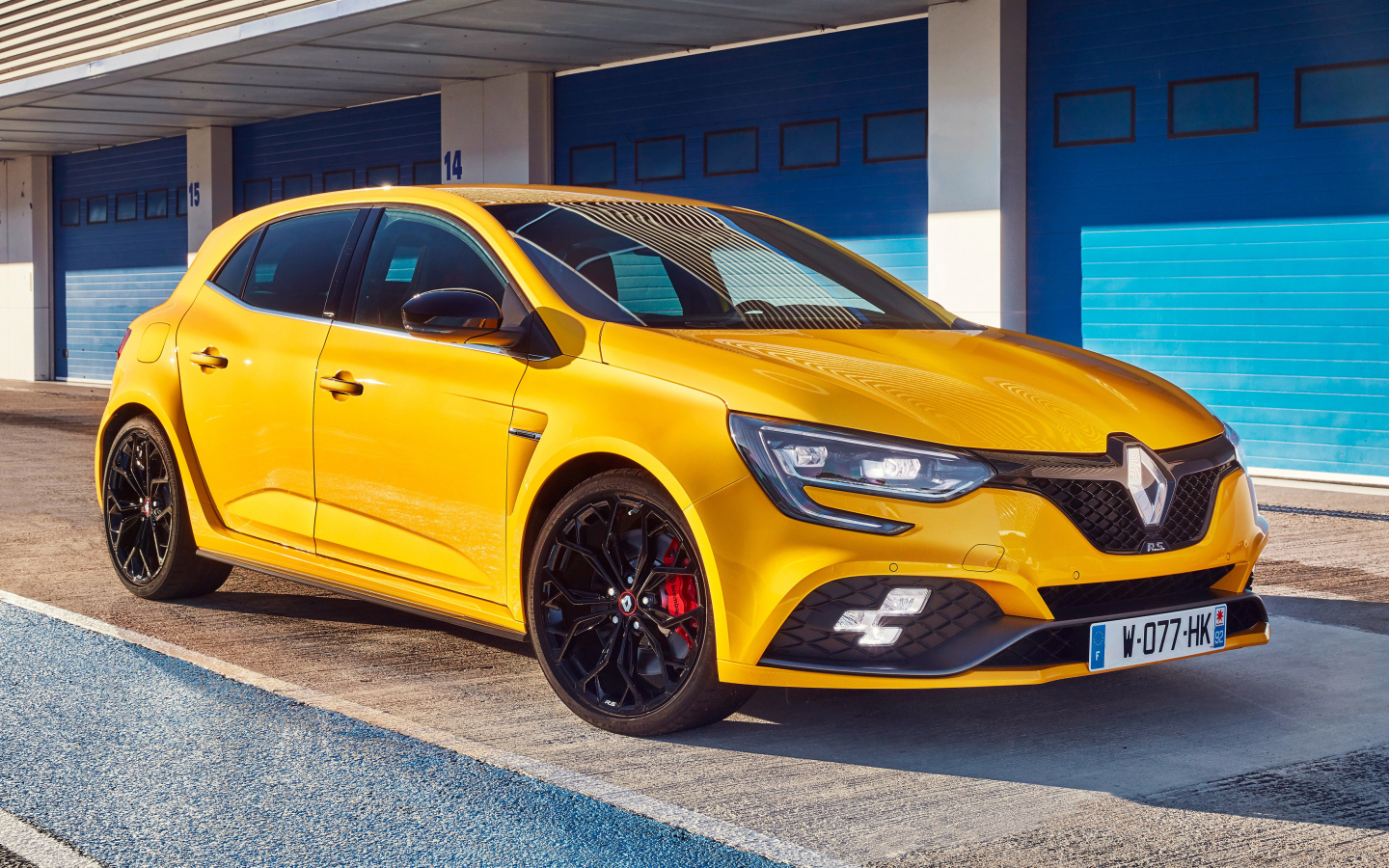 Желтый стильный автомобиль Renault Megane RS, 2019