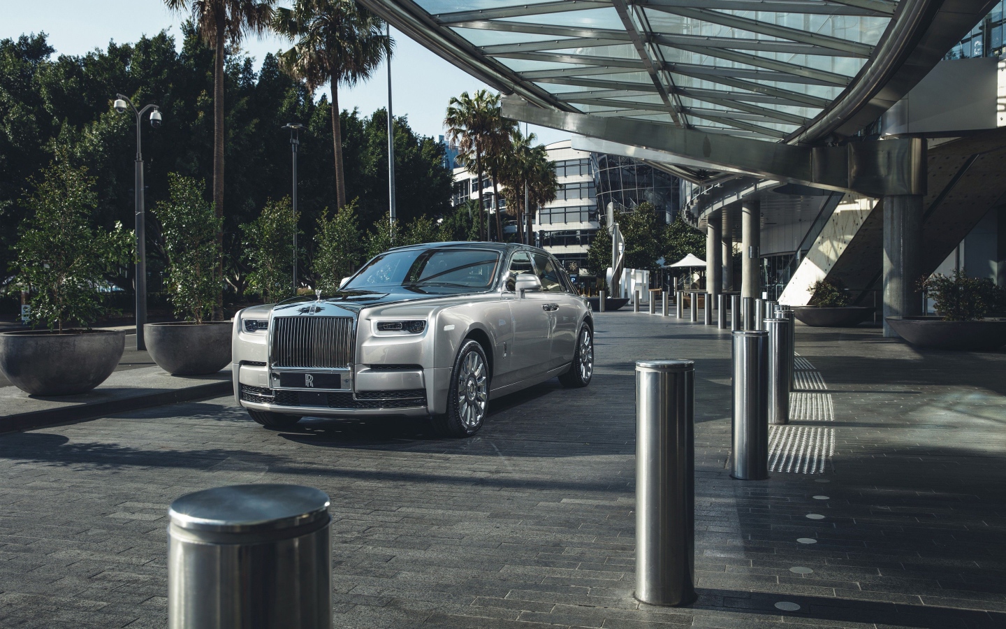 Серебристый стильный Rolls Royce Phantom 2018