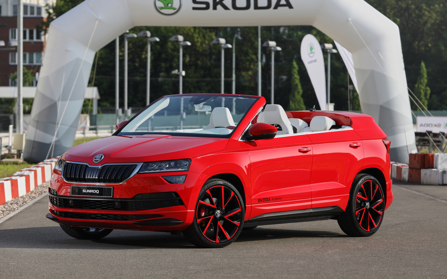 Красный новый автомобиль Skoda Sunroq Concept 2018