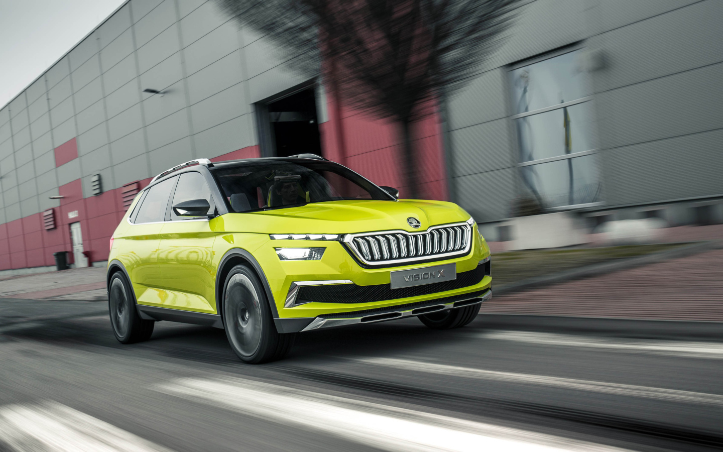 Автомобиль Skoda Vision X, 2018 года в движении