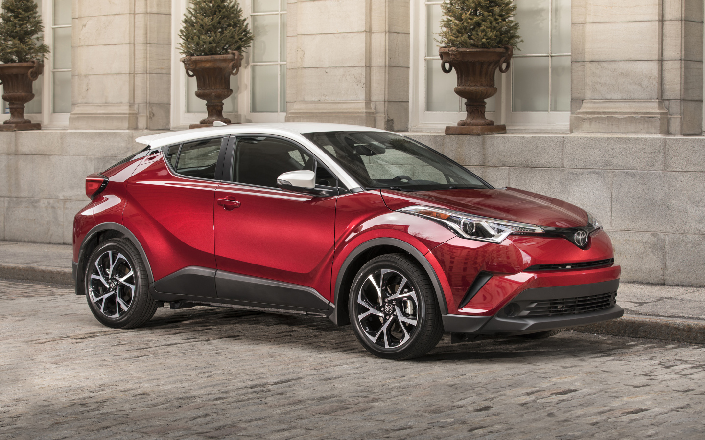 Красный стильный кроссовер Toyota C-HR