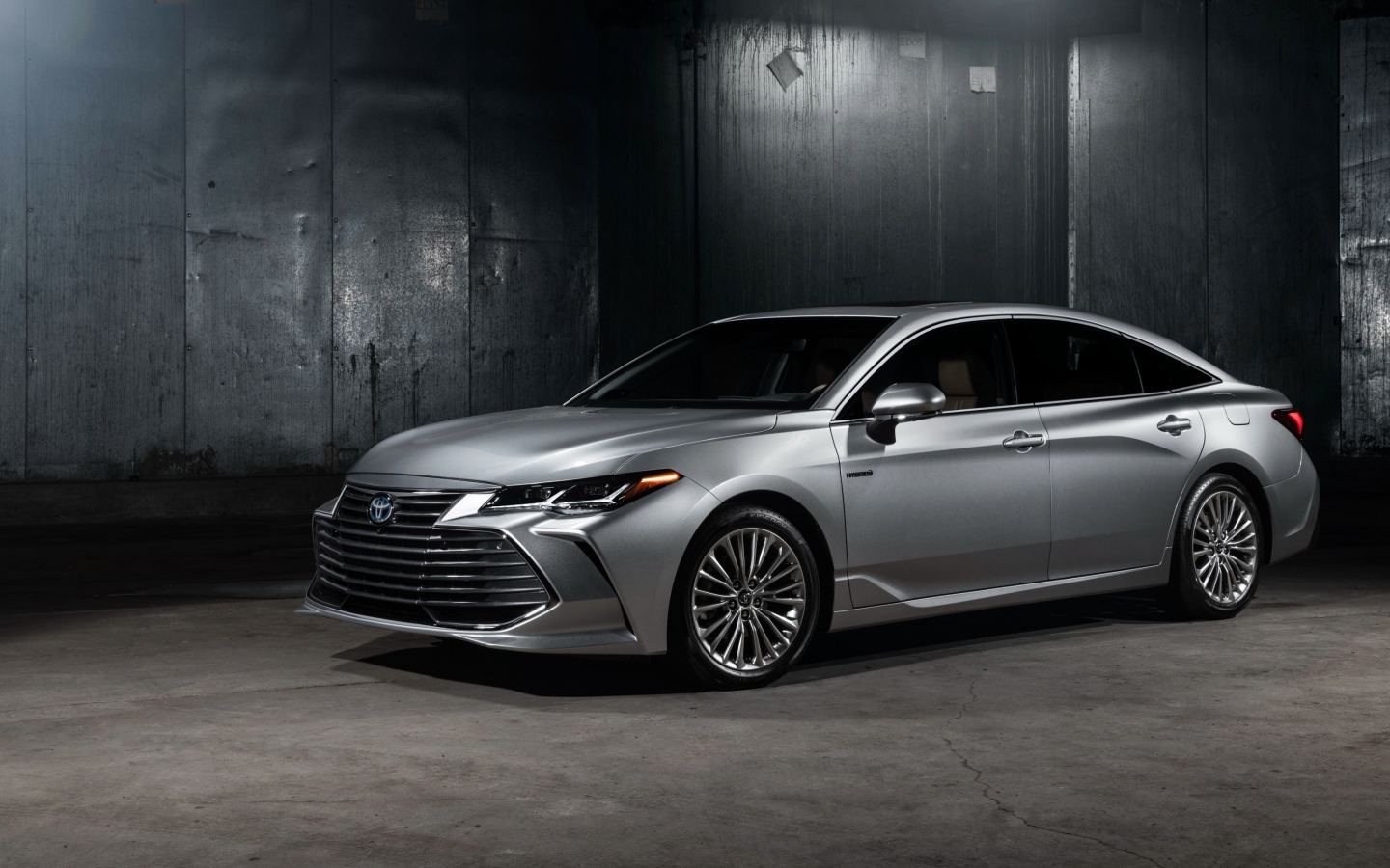 Серебристый новый автомобиль Toyota Avalon Hybrid, 2019