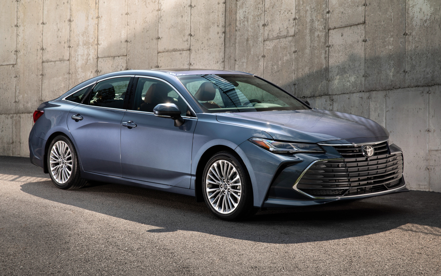 Стильный серебристый автомобиль Toyota Avalon, 2019