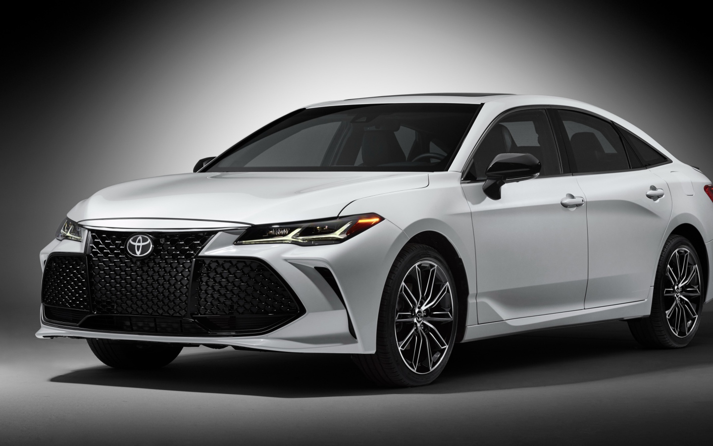 Белый автомобиль Toyota Avalon Touring, 2019 на сером фоне