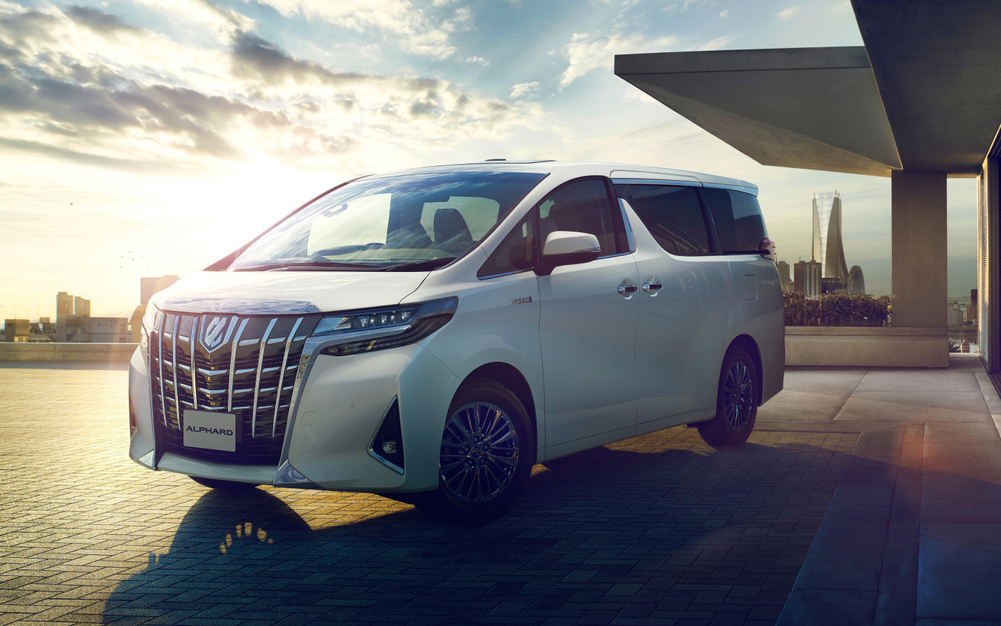 Белый минивэн Toyota Alphard Executive Lounge, 2018 на фоне красивого неба