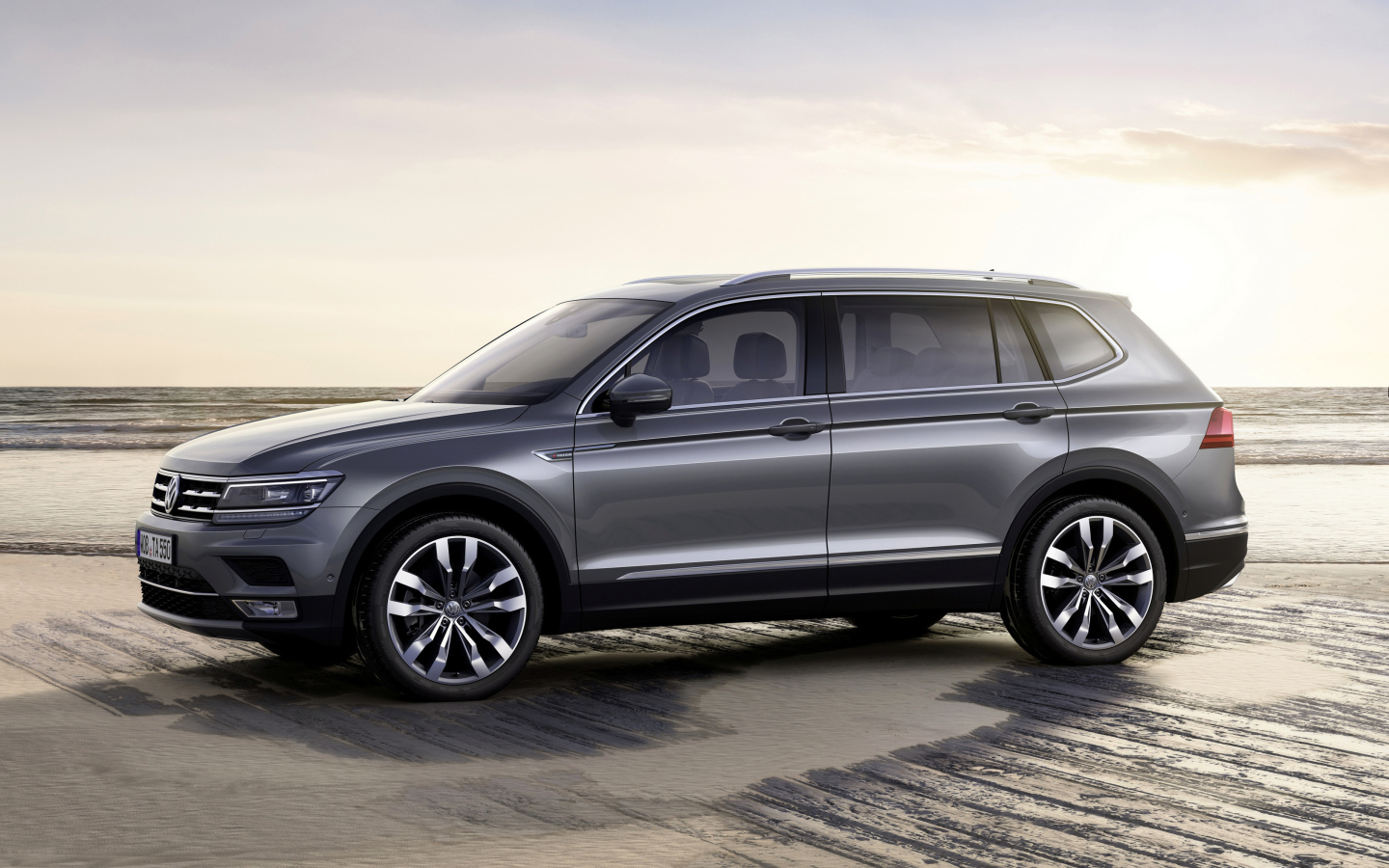 Серебристый Volkswagen Tiguan, 2018 вид сбоку