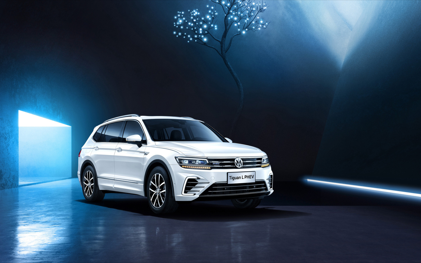 Белый внедорожник Volkswagen Tiguan L PHEV, 2018