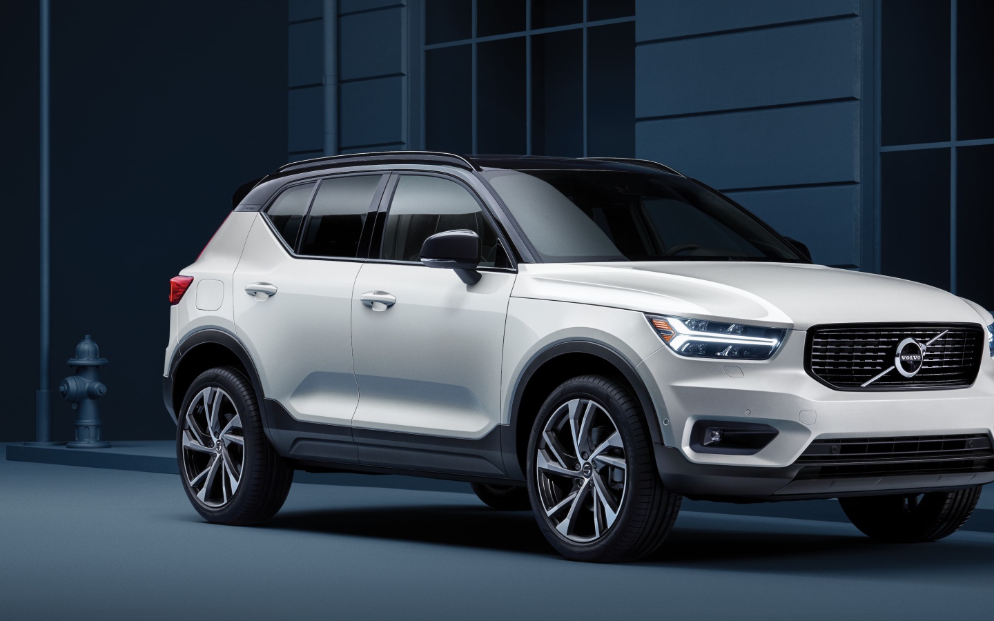 Белый внедорожник Volvo XC40, 2019